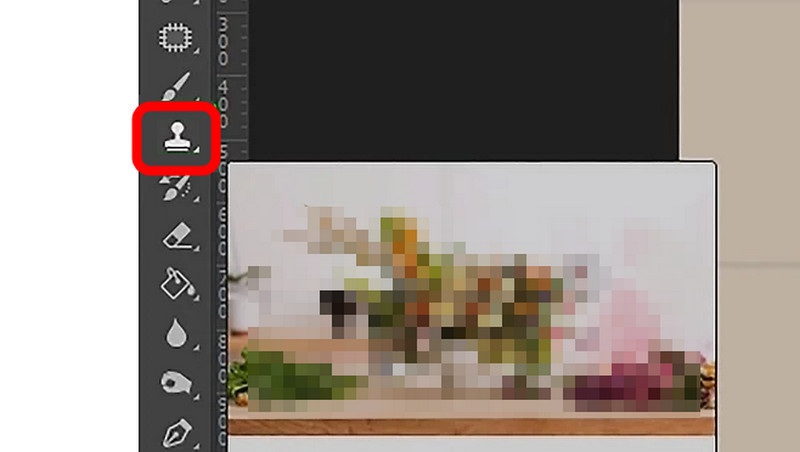 Нажмите на инструмент «Штамп» в Photoshop.